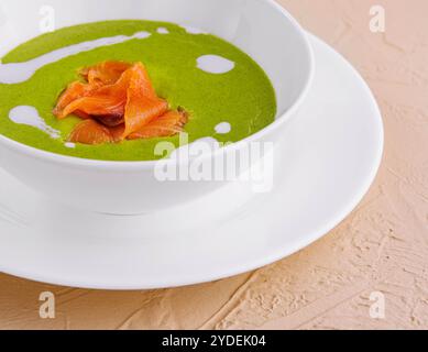 Deliziosa zuppa di crema di broccoli verde con salmone Foto Stock