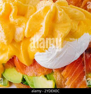 Croissant fresco con salmone affumicato da vicino Foto Stock