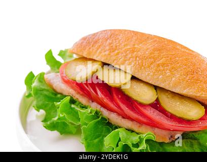 Sandwich con cotoletta, pomodori e cetrioli sottaceto Foto Stock