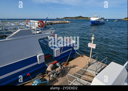 Porquerolles, Francia - 14 giugno 2024: Traghetto passeggeri tra Hyeres e l'isola di Porquerolles che effettua una manovra di arrivo Foto Stock