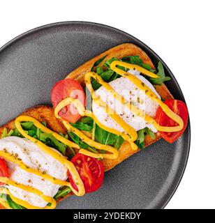 Uovo in camicia con rucola, pomodori ciliegini e pane tostato Foto Stock