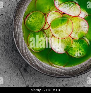 Zuppa fredda estiva - okroshka in una ciotola di ceramica Foto Stock