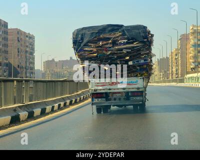 Giza, Egitto, 6 ottobre 2024: Un camion di trasporto pieno di rottami di carta di scarto di cartone marrone trasportati per il riciclaggio dopo essere stati raccolti, un camion ve Foto Stock