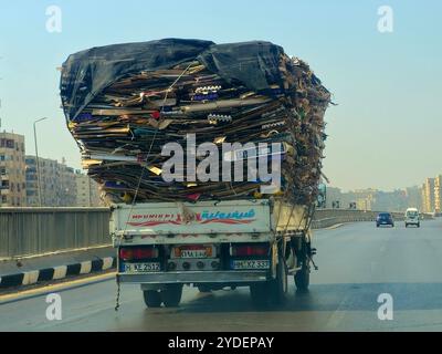 Giza, Egitto, 6 ottobre 2024: Un camion di trasporto pieno di rottami di carta di scarto di cartone marrone trasportati per il riciclaggio dopo essere stati raccolti, un camion ve Foto Stock