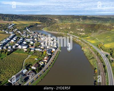 Vista aerea dei vigneti terrazzati intorno a Nittel, Renania-Palatinato, Germania e vedute sul fiume Mosella sulle colline di vigneti di Machtum, Lussemburgo Foto Stock