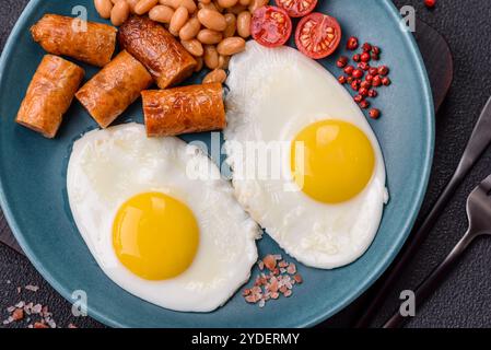 Colazione all'inglese completa con uova sode, fagioli, salsicce e pomodori Foto Stock