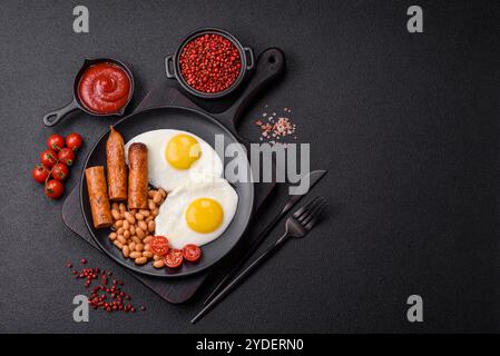 Colazione all'inglese completa con uova sode, fagioli, salsicce e pomodori Foto Stock