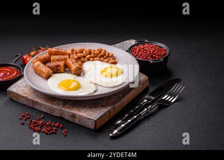 Colazione all'inglese completa con uova sode, fagioli, salsicce e pomodori Foto Stock