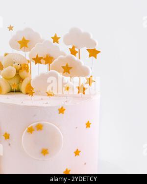 Torta di compleanno dei bambini festivi da vicino Foto Stock