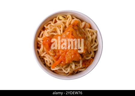 Spaghetti di riso con pesce e salsa, sale e spezie su sfondo bianco Foto Stock