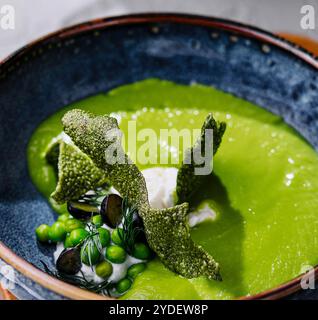 Piselli, broccoli, zuppa di panna di spinaci in un recipiente Foto Stock