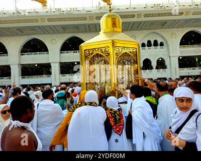 Mecca, Arabia Saudita, 12 giugno 2024: Maqam Ibrahim o stazione di Abramo, una piccola pietra quadrata associata a Ibrahim e Ismail e alla loro costruzione Foto Stock