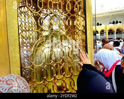 Mecca, Arabia Saudita, 12 giugno 2024: Maqam Ibrahim o stazione di Abramo, una piccola pietra quadrata associata a Ibrahim e Ismail e alla loro costruzione Foto Stock