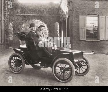 Thomas Edison e Mr. Greenfeldt in un'automobile elettrica Baker, 1910, redatta digitalmente Foto Stock