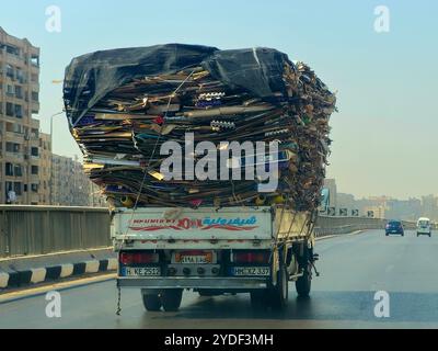 Giza, Egitto, 6 ottobre 2024: Un camion di trasporto pieno di rottami di carta di scarto di cartone marrone trasportati per il riciclaggio dopo essere stati raccolti, un camion ve Foto Stock