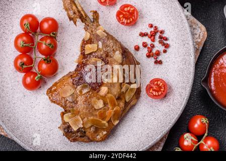 Coscia d'anatra al forno con mele e salsa Foto Stock