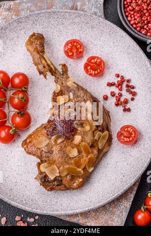 Coscia d'anatra al forno con mele e salsa Foto Stock