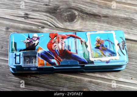 Cairo, Egitto, 2 ottobre 2024: Spiderman Pencil Case Box con una calcolatrice, un contenitore utilizzato per conservare matite, astuccio può contenere anche una varietà di Foto Stock