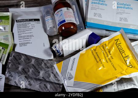Cairo, Egitto, 4 ottobre 2024: Vari farmaci e farmaci, sacchetti di prolito, Azomycin, Klean Prep in polvere, Natrilix SR, Broncho-Vaxom, Enhancin Foto Stock
