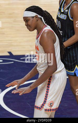 Uncasville, Connecticut, Stati Uniti. 6 settembre 2022. Il centro del Connecticut Sun Jonquel Jones (35) reagisce durante la gara 4 delle semifinali dei playoff WNBA tra Chicago Sky e Connecticut Sun alla Mohegan Sun Arena di Uncasville, Connecticut. Erica Denhoff/CSM/Alamy Live News Foto Stock