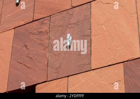 Anversa, Belgio. 15 aprile 2023. Museum aan de Stroom MAS impressionante, rosso, museo di arenaria dettagli della mano sulla facciata. Foto Stock