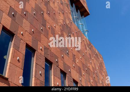 Anversa, Belgio. 15 aprile 2023. Museum aan de Stroom MAS impressionante, rosso, museo di arenaria dettagli della mano sulla facciata. Foto Stock