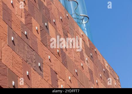 Anversa, Belgio. 15 aprile 2023. Museum aan de Stroom MAS impressionante, rosso, museo di arenaria dettagli della mano sulla facciata. Foto Stock