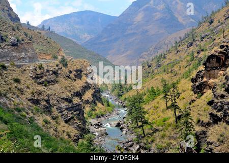 Vista panoramica di Paro Chhu, vicino al Ponte delle catene di ferro, Chokha, Bhutan Foto Stock