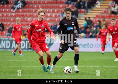 Unterhaching, Deutschland. 26 ottobre 2024. Jonah Benedict Sticker (FC Viktoria Koeln, 33) mit Nils Ortel (SpVgg Unterhaching, 49), SpVgg Unterhaching vs. FC Viktoria Koeln, Fussball, 3. Liga, 12 anni. Spieltag, Saison 2024/2025, 26.10.2024, LE NORMATIVE DFL VIETANO QUALSIASI USO DI FOTOGRAFIE COME SEQUENZE DI IMMAGINI, foto: Eibner-Pressefoto/Jenni Maul Credit: dpa/Alamy Live News Foto Stock