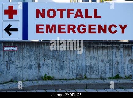 Notfall-Emergency, Wegweiser zur Einfahrt zum Universitaets-Notfallzentrum a Friburgo. DAS Notfallzentrum zaehlt zu den groessten in Deutschland. Foto:Winfried Rothermel *** emergenza emergenza, cartello per l'ingresso al centro di emergenza universitario di Friburgo il centro di emergenza è uno dei più grandi in Germania foto Winfried Rothermel Foto Stock