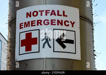 Notfall-Emergency, Wegweiser zur Einfahrt zum Universitaets-Notfallzentrum a Friburgo. DAS Notfallzentrum zaehlt zu den groessten in Deutschland. Foto:Winfried Rothermel *** emergenza emergenza, cartello per l'ingresso al centro di emergenza universitario di Friburgo il centro di emergenza è uno dei più grandi in Germania foto Winfried Rothermel Foto Stock