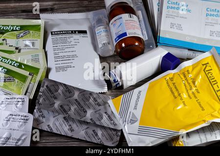 Cairo, Egitto, 4 ottobre 2024: Vari farmaci e farmaci, sacchetti di prolito, Azomycin, Klean Prep in polvere, Natrilix SR, Broncho-Vaxom, Enhancin Foto Stock