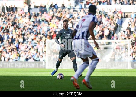 #12, Calum Chambers di Cardiff in azione d'attacco durante la partita di Sky Bet Championship tra West Bromwich Albion e Cardiff City all'Hawthorns di West Bromwich sabato 26 ottobre 2024. (Foto: Stuart Leggett | mi News) crediti: MI News & Sport /Alamy Live News Foto Stock