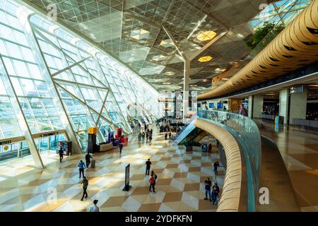 All'interno dell'edificio del terminale triangolare. Vista dell'aeroporto internazionale Heydar Aliyev di Baku, Azerbaigian. Il punto di riferimento del terminal presenta arcate interne Foto Stock