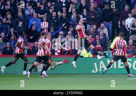 Kieffer Moore dello Sheffield United (secondo a destra) festeggia dopo aver segnato il suo primo gol ai lati durante il match per il titolo Sky Bet a Bramall Lane, Sheffield. Data foto: Sabato 26 ottobre 2024. Foto Stock