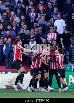 Kieffer Moore dello Sheffield United (terzo a destra) festeggia dopo aver segnato il suo primo gol ai lati durante il match per il titolo Sky Bet a Bramall Lane, Sheffield. Data foto: Sabato 26 ottobre 2024. Foto Stock