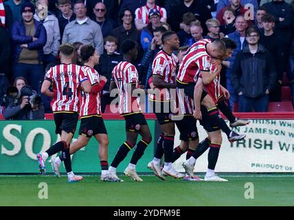 Kieffer Moore (a destra) dello Sheffield United festeggia dopo aver segnato il suo primo gol ai suoi lati durante la partita per il titolo Sky Bet a Bramall Lane, Sheffield. Data foto: Sabato 26 ottobre 2024. Foto Stock