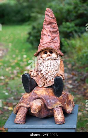 Englefield Green, Egham, Surrey, Regno Unito. 7 ottobre 2024. Life in the Slow Lane di Alan Wallis. Arte e sculture sono attualmente in mostra nel Savill Garden, parte del Windsor Great Park. Un certo numero di sculture in mostra sono state vendute. Crediti: Maureen McLean/Alamy Foto Stock