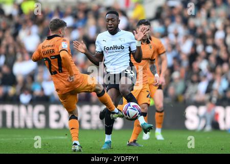 Regan Slater di Hull City si batte con Ebou Adams di Derby County durante il match del campionato Sky Bet tra Derby County e Hull City al Pride Park di Derby sabato 26 ottobre 2024. (Foto: Jon Hobley | mi News) crediti: MI News & Sport /Alamy Live News Foto Stock