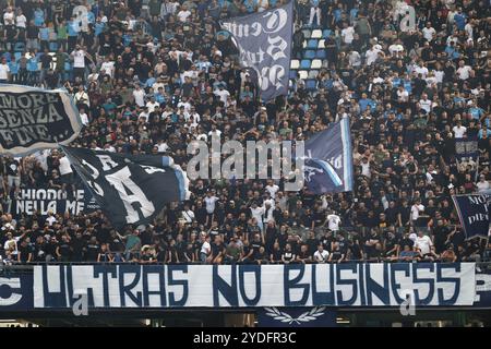 Napoli, Italia. 26 ottobre 2024. Tifosi del Napoli durante la partita di serie A tra Napoli e Lecce allo Stadio Diego Armando Maradona di Napoli - sabato 26 ottobre 2024. Sport - calcio . (Foto di Alessandro Garofalo/LaPresse) credito: LaPresse/Alamy Live News Foto Stock