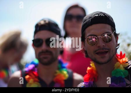 Migliaia di persone visitano la città di Brighton nel Regno Unito meridionale per partecipare all'evento annuale Brighton and Hove Pride. L'evento include la Pride Community Parade che si snoda dal lungomare a Preston Park e spettacoli musicali di celebrità sul palco principale di Preston Park. L'evento Pride è una celebrazione della comunità LGBT+ e dei loro risultati, nonché una promozione dell'uguaglianza e della diversità in un'atmosfera molto festosa, colorata e carnevalesca Foto Stock