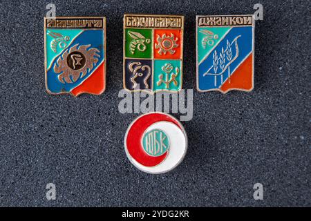 Collezione di spille in ferro. Crimea: Alushta, Bakhchisarai e Dzhankoy. Stemmi delle città. Ucraina, Kiev - 27 agosto 2024. Foto Stock