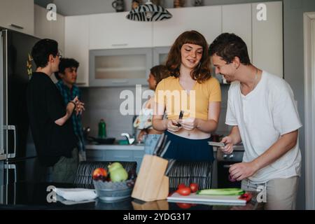 Amici che si godono una sessione di cucina insieme in una cucina moderna Foto Stock