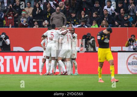 Augusta, Germania. 26 ottobre 2024. 26.10.2024, Fussball, Saison 2024/2025, 1. Bundesliga, 8 anni. Spieltag, FC Augsburg - Borussia Dortmund, Die Spieler des FC Augsburg bejubeln das Tor zum 1:1 durch Alexis Claude-Maurice (FC Augsburg), foto: Dennis Ewert/RHR-FOTO/dpa/Alamy Live News Foto Stock