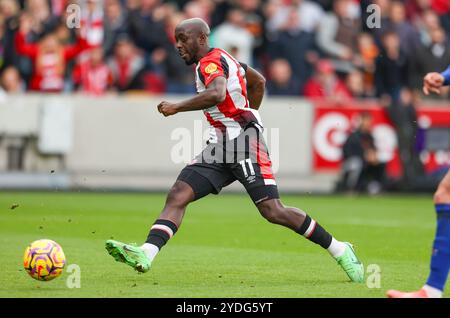 L'attaccante del Brentford FC Yoane Wissa (11) tira e segna un gol di 1-2 durante la partita Brentford FC contro Ipswich Town FC English Premier League al Gtech Community Stadium, Londra, Inghilterra, Regno Unito il 26 ottobre 2024 Credit: Every Second Media/Alamy Live News Foto Stock