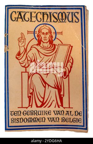 Primo piano del libro di Catechismo d'epoca, il cathecismo fiammingo della religione cattolica degli anni '1950 su sfondo bianco Foto Stock