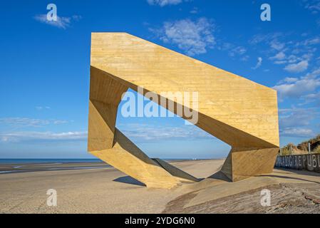 Westerpunt, scultura in cemento sulla spiaggia lungo la costa del Mare del Nord presso la località balneare De Panne, Fiandre occidentali, Belgio Foto Stock