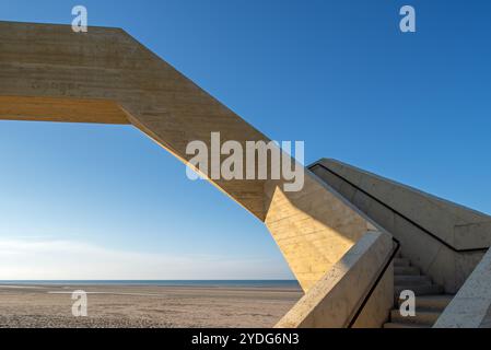 Westerpunt, scultura in cemento sulla spiaggia lungo la costa del Mare del Nord presso la località balneare De Panne, Fiandre occidentali, Belgio Foto Stock