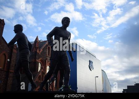 Liverpool, Regno Unito. 26 ottobre 2024. La statua della Holy Trinity fuori Goodison Park mentre il sole tramonta davanti alla partita di Premier League tra Everton FC e Fulham FC al Goodison Park, Liverpool, Inghilterra, Regno Unito il 26 ottobre 2024 credito: Every Second Media/Alamy Live News Foto Stock