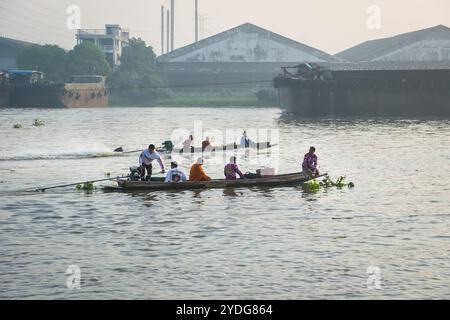 Thailandia. 25 ottobre 2024. Una vista ravvicinata delle barche a remi all'alba, con monaci interni sulla strada per raccogliere elemosine, sul fiume Chao Phraya. La tradizione di dare l'elemosina a un centinaio di monaci a Pathum Thani, Thailandia, è una cerimonia buddista secolare che si svolge lungo fiumi e canali dopo la fine della Quaresima buddista. I monaci si riuniscono in barca per ricevere offerte dalla gente del posto, che prepara il cibo e partecipa alla preparazione del merito. Questo evento celebra la comunità, la fede e il patrimonio culturale. Credito: SOPA Images Limited/Alamy Live News Foto Stock